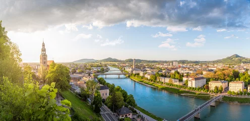 Fotobehang Wenen Panoramisch uitzicht over Stadt Salzburg met de rivier de Salzach & 39 s avonds, Salzburg, Oostenrijk