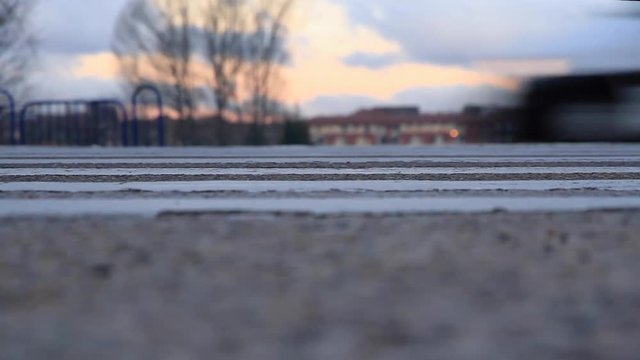 Trafico de coches a ras del suelo en un paso de peatones y en las dos direcciones