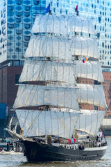 Segelschiff vor der Elbphilharmonie in Hamburg, Deutschland