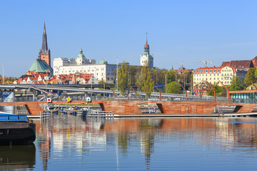 Szczecin - Widok zza rzeki na zabytkowe centrum miasta i zamek