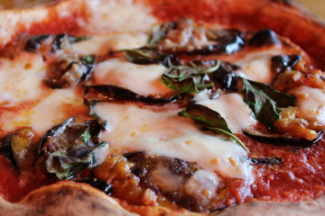 Pizza alla parmigiana di melanzane