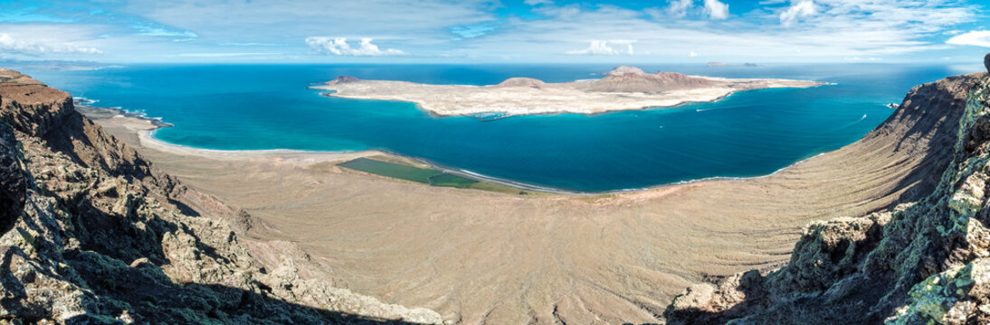 La graciosa desde el mirador del Rio, Lanzarote Panor&aacute;mica