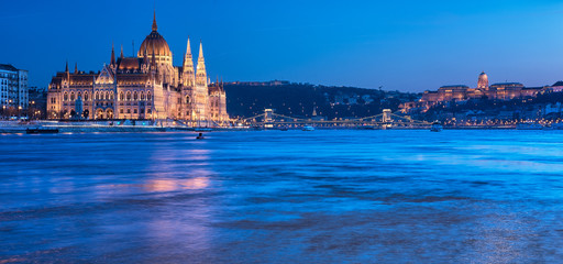 Naklejka premium Budapest in blue hour
