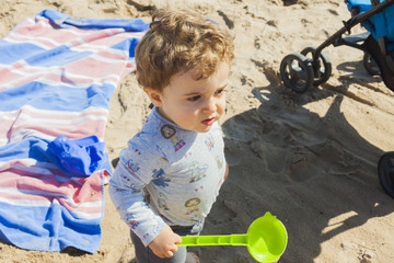 Naklejka premium Medium shot portrait baby boy playing in the beach