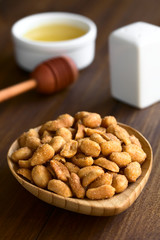 Geröstete Erdnüsse mit Honig und Salz, fotografiert mit natürlichem Licht (Selektiver Fokus, Fokus in die Mitte der Erdnüsse)