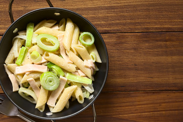 Nudeln mit Lauch und Schinken in Sahnesauce, fotografiert mit natürlichem Licht