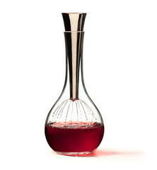 Decanter con vino rosso versato, isolato su fondo bianco