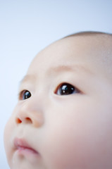 日本人の赤ちゃんの顔のクローズアップ