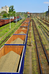 Wagony kolejowe puste i załadowane na bocznicy kolejowej