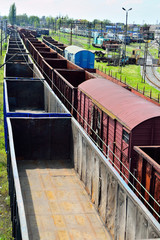 Wagony kolejowe puste i załadowane na bocznicy kolejowej