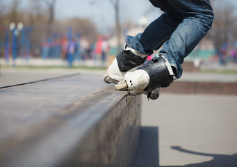 Rollerblader grinding topsoul trick on a ledge in skatepark