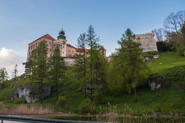 Fototapeta na wymiar Renaissance castle in Pieskowa Skala on a cloudy day