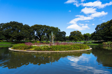 Fototapeta na wymiar City pond and fountain at daytime, Sydney University park
