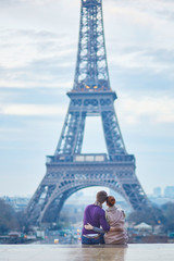 Fototapeta na wymiar Romantic couple near the Eiffel tower in Paris, France
