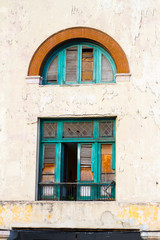 Fototapeta premium HAVANA - APRIL 27: People, cars and buildings in Old Havana (Havana Vieja), Havana, Cuba on April 28, 2016