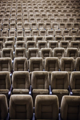 Obraz premium Puste wygodne siedzenia w teatrze, kinie