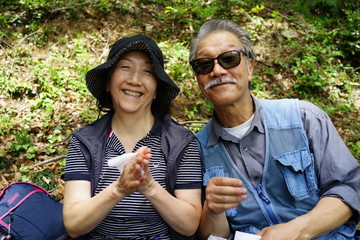 山登り　登山　山歩き　シニア　夫婦