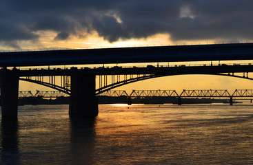 Мосты в закате / Коммунальный и автомобильный мосты на реке Обь в летнем закате. 