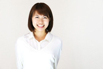 笑顔の若い女性