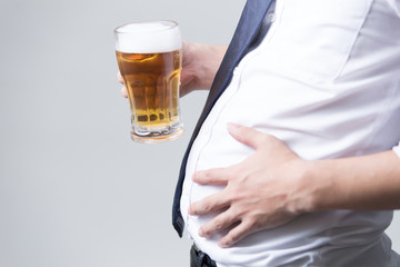ビールを持つサラリーマン(白バック)