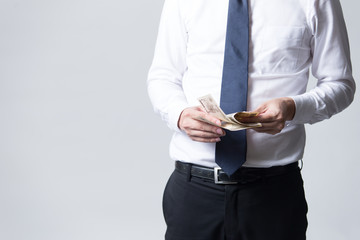 一万円札を持つ男性サラリーマン(白バック)