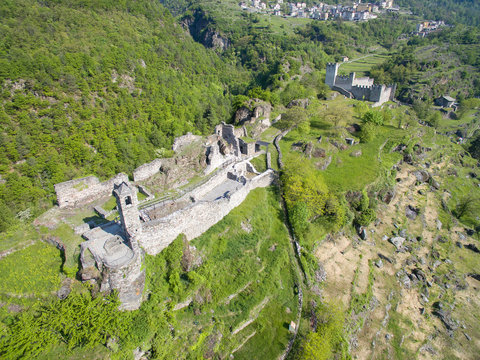 Grosio - Valtellina (IT) - Castello Nuovo e San Faustino - Parco delle incisioni Rupestri - vista aerea