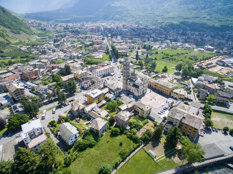 Tirano - Valtellina (IT) - Vista della Città e del Santuario della Beata Vergine 