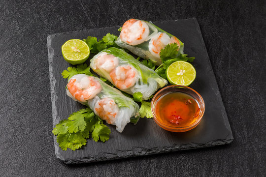 ベトナム風生春巻き　 Salad spring roll of Asian wind prawns