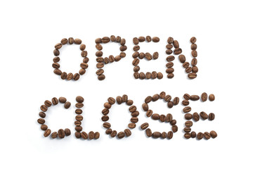コーヒー豆で「OPEN　CLOSE」