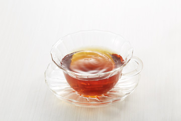 さざ波立つ紅茶