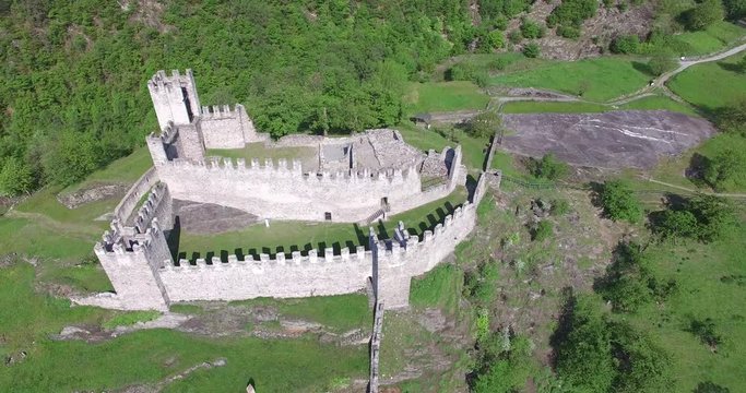 Castello Visconti Venosta a Grosio - Valtellina - Ripresa aerea