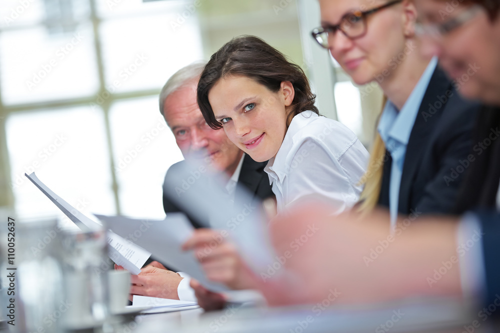 Wall mural business meeting im konferenzraum