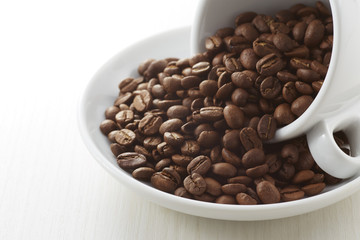コーヒー豆とカップ