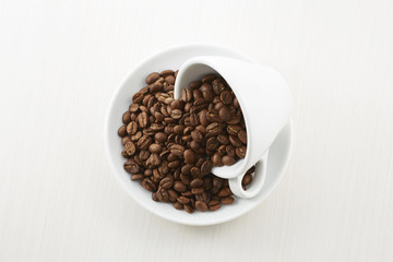 コーヒー豆とカップ