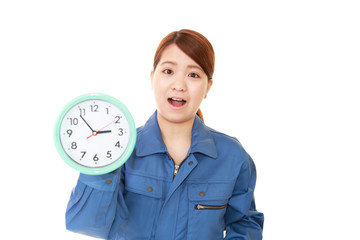 時計を持つ笑顔の女性作業員