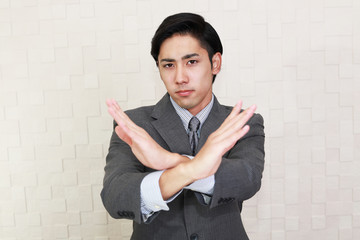 禁止の意思表示をするビジネスマン