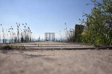 pontile verso il lago