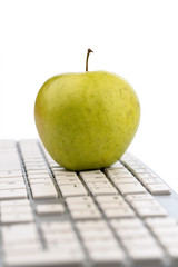 Apfel liegt auf einer Tastatur