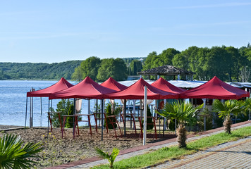 Fototapeta na wymiar Cafeteria by the lake