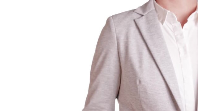 main de femme active qui touche un &eacute;cran tactile sur fond blanc