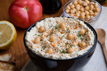 hummus in black bowl