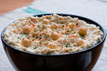 hummus in black bowl