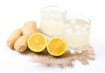 Ginger drink with ice and a lemon on