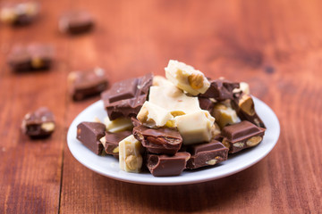 Nut chocolate pieces