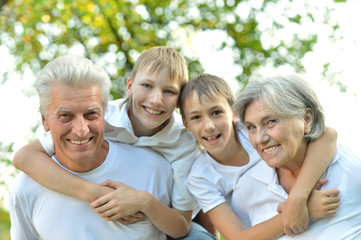Obraz premium Grandparents and grandchildren 