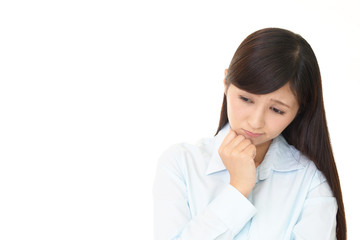 憂鬱な表情の女性