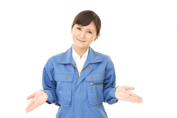 案内する笑顔の女性作業員
