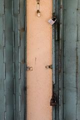 Wand mittig mit faltbare Metalltüren rechts und links davon