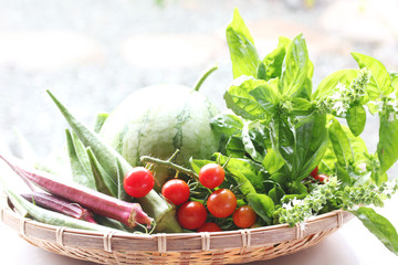 カゴに入れた野菜
