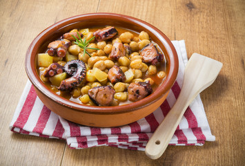 Cazuela de garbanzos con pulpo